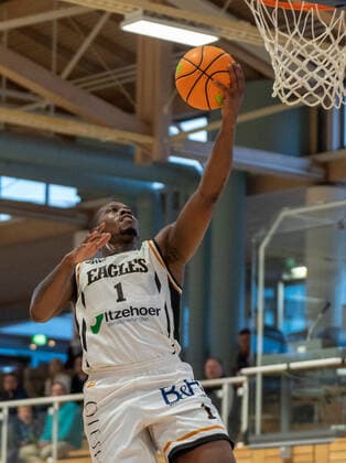 Treffer von Chris Hooper (Itzehoe Eagles 1) Itzehoe Eagles vs. wiha Panthers Schwenningen, Basketball, 2. Bundesliga, Hauptrunde, Spieltag 25, Saison 2021 2022, 07.04.2022 Marcel von Fehrn Itzehoe Eagles vs. wiha Panthers Schwenningen, Basketball, 2. Bundesliga, Hauptrunde, Spieltag 25, Saison 2021 2022, 07.04.2022 Brockdorf Copyright: xEibnerxPressefoto MarcelxvonxFehx EP_MFN
