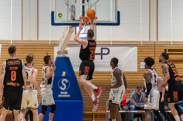 Treffer von Till Isemann (wiha Panthers Schwenningen 21) Itzehoe Eagles vs. wiha Panthers Schwenningen, Basketball, 2. Bundesliga, Hauptrunde, Spieltag 25, Saison 2021 2022, 07.04.2022 Marcel von Fehrn Itzehoe Eagles vs. wiha Panthers Schwenningen, Basketball, 2. Bundesliga, Hauptrunde, Spieltag 25, Saison 2021 2022, 07.04.2022 Brockdorf Copyright: xEibnerxPressefoto MarcelxvonxFehrnx EP_MFN