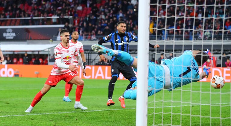RB Leipzig - Bergamo 07.04.2022 Leipzig, 07.04.2022, Red Bull Arena, Fussball, UEFA Europa League, Viertelfinale , RB Leipzig (GER) vs. Atalanta Bergamo (ITA) , Im Bild v.l.: Andre Silva (33, RB Leipzig) scheitert mit einem Elfmeter an Torwart Juan Musso (1, Bergamo) , UEFA regulations prohibit any use of photographs as image sequences and or quasi-video ,