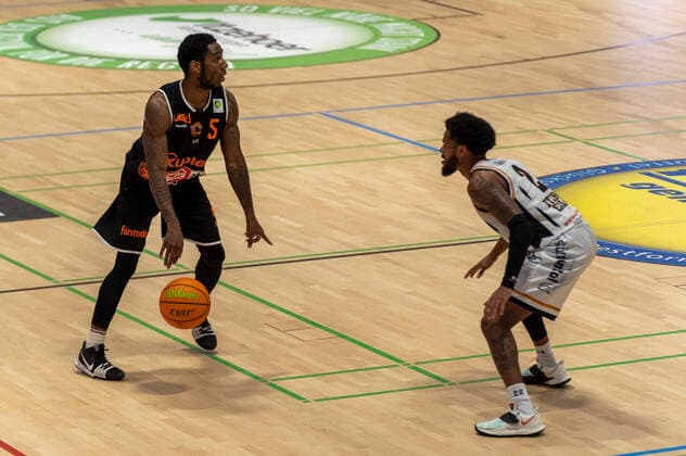 Demarkus Stuckey (wiha Panthers Schwenningen 5) gegen Myles Charvis (Itzehoe Eagles 2) Itzehoe Eagles vs. wiha Panthers Schwenningen, Basketball, 2. Bundesliga, Hauptrunde, Spieltag 25, Saison 2021 2022, 07.04.2022 Marcel von Fehrn Itzehoe Eagles vs. wiha Panthers Schwenningen, Basketball, 2. Bundesliga, Hauptrunde, Spieltag 25, Saison 2021 2022, 07.04.2022 Brockdorf Copyright: xEibnerxPressefoto MarcelxvonxFehrnx EP_MFN