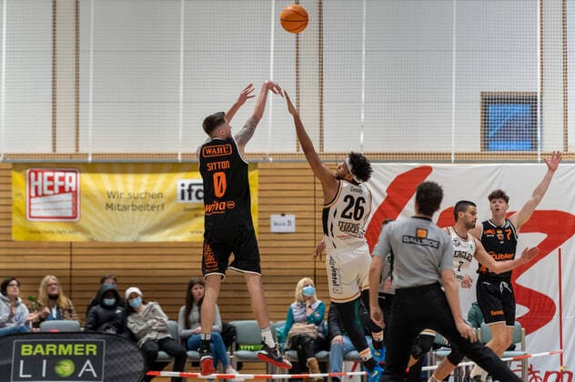 Treffer von Grant Sitton (wiha Panthers Schwenningen 0), Alieu Ceesay (Itzehoe Eagles 26) versucht zu blocken Itzehoe Eagles vs. wiha Panthers Schwenningen, Basketball, 2. Bundesliga, Hauptrunde, Spieltag 25, Saison 2021 2022, 07.04.2022 Marcel von Fehrn Itzehoe Eagles vs. wiha Panthers Schwenningen, Basketball, 2. Bundesliga, Hauptrunde, Spieltag 25, Saison 2021 2022, 07.04.2022 Brockdorf Copyright: xEibnerxPressefoto MarcelxvonxFehrnx EP_MFN