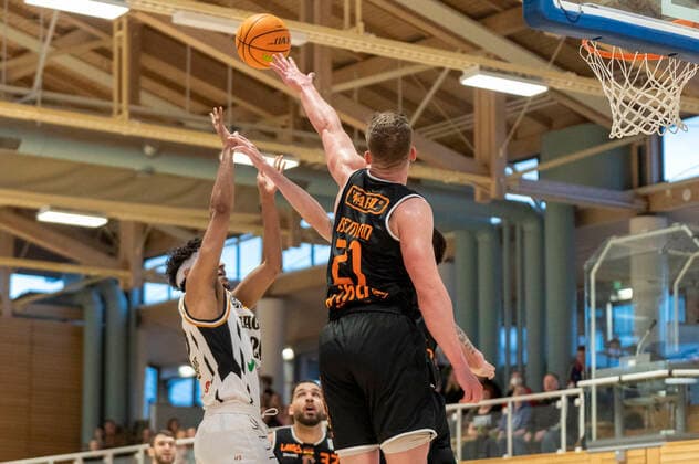 Treffer von Alieu Ceesay (Itzehoe Eagles 26), Till Isemann (wiha Panthers Schwenningen 21) versucht zu blocken Itzehoe Eagles vs. wiha Panthers Schwenningen, Basketball, 2. Bundesliga, Hauptrunde, Spieltag 25, Saison 2021 2022, 07.04.2022 Marcel von Fehrn Itzehoe Eagles vs. wiha Panthers Schwenningen, Basketball, 2. Bundesliga, Hauptrunde, Spieltag 25, Saison 2021 2022, 07.04.2022 Brockdorf Copyright: xEibnerxPressefoto MarcelxvonxFehrnx EP_MFN