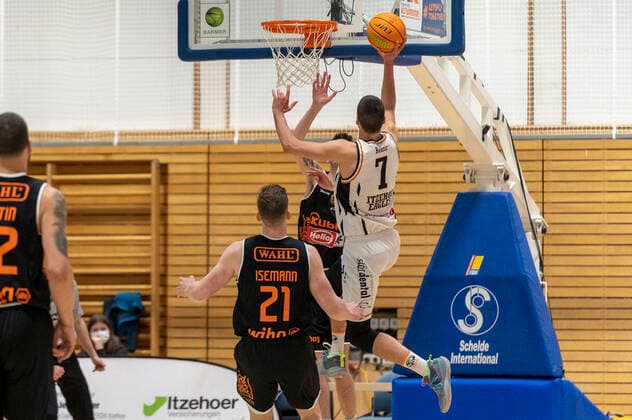 Treffer von Marko Boksic (Itzehoe Eagles 7) Itzehoe Eagles vs. wiha Panthers Schwenningen, Basketball, 2. Bundesliga, Hauptrunde, Spieltag 25, Saison 2021 2022, 07.04.2022 Marcel von Fehrn Itzehoe Eagles vs. wiha Panthers Schwenningen, Basketball, 2. Bundesliga, Hauptrunde, Spieltag 25, Saison 2021 2022, 07.04.2022 Brockdorf Copyright: xEibnerxPressefoto MarcelxvonxFehrnx EP_MFN