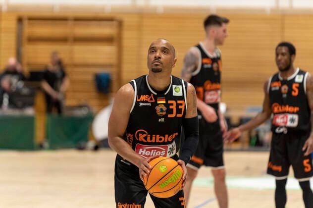 Freiwurf von Chris Frazier (wiha Panthers Schwenningen 33) Itzehoe Eagles vs. wiha Panthers Schwenningen, Basketball, 2. Bundesliga, Hauptrunde, Spieltag 25, Saison 2021 2022, 07.04.2022 Marcel von Fehrn Itzehoe Eagles vs. wiha Panthers Schwenningen, Basketball, 2. Bundesliga, Hauptrunde, Spieltag 25, Saison 2021 2022, 07.04.2022 Brockdorf Copyright: xEibnerxPressefoto MarcelxvonxFehrnx EP_MFN