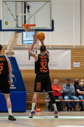 Freiwurf von Waverly Austin (wiha Panthers Schwenningen 32) Itzehoe Eagles vs. wiha Panthers Schwenningen, Basketball, 2. Bundesliga, Hauptrunde, Spieltag 25, Saison 2021 2022, 07.04.2022 Marcel von Fehrn Itzehoe Eagles vs. wiha Panthers Schwenningen, Basketball, 2. Bundesliga, Hauptrunde, Spieltag 25, Saison 2021 2022, 07.04.2022 Brockdorf Copyright: xEibnerxPressefoto MarcelxvonxFehrnx EP_MFN