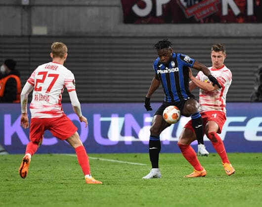 Fussball, Herren, Saison 2021 2022, Europa League (Viertelfinale, Hinspiel), RB Leipzig - Atalanta Bergamo, v. l. Konrad Laimer (RB Leipzig), Duvan Zapata, Willi Orban (RB Leipzig), 07.04. 2022, Copyright: xSebastianxRäppoldx xMatthiasxKochx