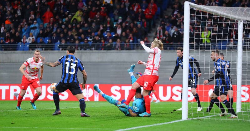 RB Leipzig - Bergamo 07.04.2022 Leipzig, 07.04.2022, Red Bull Arena, Fussball, UEFA Europa League, Viertelfinale , RB Leipzig (GER) vs. Atalanta Bergamo (ITA) 1:1 (0:1) , Torchance für RB Leipzig in der Schlussphase. Im Bild v.l.: Guiseppe Pezzella (13, Bergamo), Emil Forsberg (10, RB Leipzig) und Torwart Juan Musso (1, Bergamo) , UEFA regulations prohibit any use of photographs as image sequences and or quasi-video ,