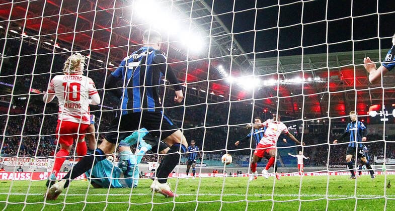 RB Leipzig - Bergamo 07.04.2022 Leipzig, 07.04.2022, Red Bull Arena, Fussball, UEFA Europa League, Viertelfinale , RB Leipzig vs. Atalanta Bergamo , Im Bild von links; Nordi Mukiele (22, RB Leipzig) scheitert an Torwart Juan Musso (1, Bergamo). , UEFA regulations prohibit any use of photographs as image sequences and or quasi-video.