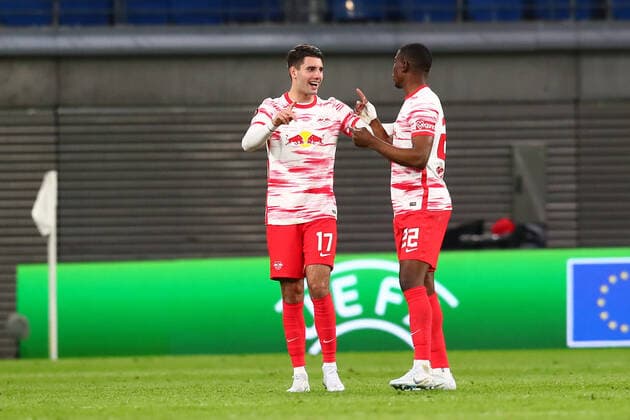 07.04.2022, xtgx, Fussball UEFA European League, RB Leipzig - Atalanta Bergamo emspor, v.l. Dominik Szoboszlai (Leipzig, 17), Nordi Mukiele (Leipzig, 22) gibt Anweisungen, gestikuliert mit den Armen, gesticulate, gives instructions (DFL DFB REGULATIONS PROHIBIT ANY USE OF PHOTOGRAPHS as IMAGE SEQUENCES and or QUASI-VIDEO) Leipzig