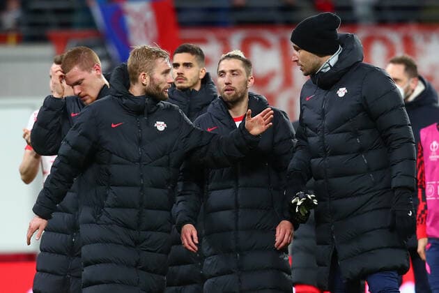 07.04.2022, xtgx, Fussball UEFA European League, RB Leipzig - Atalanta Bergamo emspor, v.l. Konrad Laimer (Leipzig, 27), Kevin Kampl (Leipzig, 44) Philipp Tschauner (Leipzig, 13) gibt Anweisungen, gestikuliert mit den Armen, gesticulate, gives instructions (DFL DFB REGULATIONS PROHIBIT ANY USE OF PHOTOGRAPHS as IMAGE SEQUENCES and or QUASI-VIDEO) Leipzig