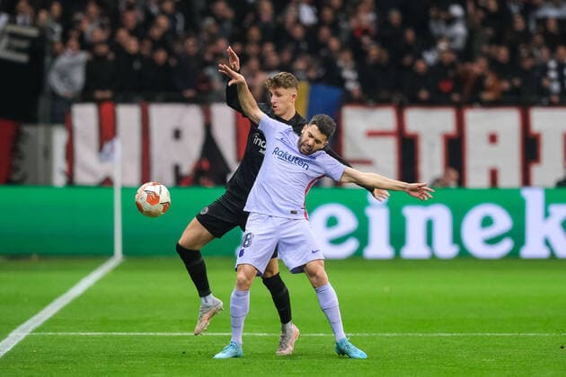 Jesper Lindstroem (Eintracht Frankfurt, 29) im Zweikampf mit Jordi Alba FC Barcelona, Barca 18), Eintracht Frankfurt vs. FC Barcelona, Fussball, Europa League, Viertelfinale, Hinspiel, Saison 2021 2022, 07.04.2022, Eintracht Frankfurt vs. FC Barcelona, Fussball, Europa League, Viertelfinale, Hinspiel, Saison 2021 2022, 07.04.2022 Frankfurt am Main Copyright: xEibner-Pressefotox EP_EER