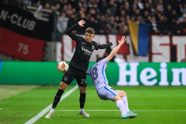 Jesper Lindstroem (Eintracht Frankfurt, 29) im Zweikampf mit Jordi Alba FC Barcelona, Barca 18), Eintracht Frankfurt vs. FC Barcelona, Fussball, Europa League, Viertelfinale, Hinspiel, Saison 2021 2022, 07.04.2022, Eintracht Frankfurt vs. FC Barcelona, Fussball, Europa League, Viertelfinale, Hinspiel, Saison 2021 2022, 07.04.2022 Frankfurt am Main Copyright: xEibner-Pressefotox EP_EER