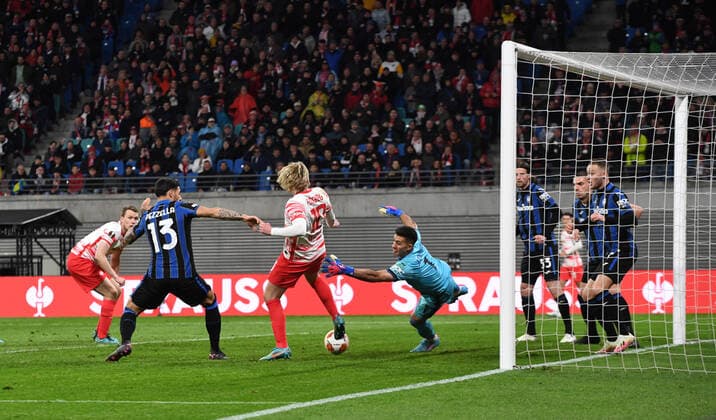 Fussball, Herren, Saison 2021 2022, Europa League (Viertelfinale, Hinspiel), RB Leipzig - Atalanta Bergamo, v. l. Lukas Klostermann (RB Leipzig), Giuseppe Pezzella (Atalanta Bergamo), Emil Forsberg (RB Leipzig), Torwart Juan Musso (Atalanta Bergamo), 07.04. 2022, Copyright: xSebastianxRäppoldx xMatthiasxKochx