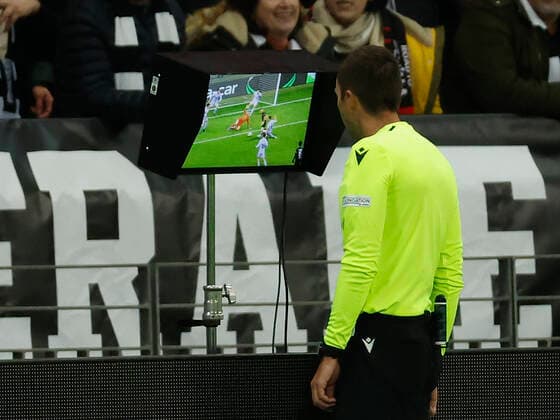07.04.2022, Fussball, Europa League, Viertelfinale, Eintracht Frankfurt - FC Barcelona, Barca GER, Frankfurt am Main, Deutsche Bank Park Bild: v. li. Referee Srdjan Jovanovic entscheidet nach Videobeweis, Video Assist, Video Beweis, TV Beweis auf kein Elfmeter Copyright: HMBxMedia xHeikoxBecker