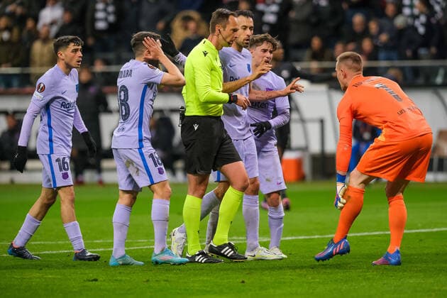 Srdjan Jovanovic (Schiedsrichter) mit Sergio Busquets FC Barcelona, Barca 5), Pedri (FC Barcelona, 16) und Jordi Alba (FC Barcelona, 18) und Marc-Andre ter Stegen (FC Barcelona, 1)nach seinem Pfiff zum Elfmeter, Eintracht Frankfurt vs. FC Barcelona, Fussball, Europa League, Viertelfinale, Hinspiel, Saison 2021 2022, 07.04.2022, Eintracht Frankfurt vs. FC Barcelona, Fussball, Europa League, Viertelfinale, Hinspiel, Saison 2021 2022, 07.04.2022 Frankfurt am Main Copyright: xEibner-Pressefotox EP_EER