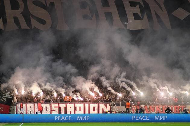 Sport Bilder des Tages Pyro im Stadion, Eintracht Frankfurt vs. FC Barcelona, Barca Fussball, Europa League, Viertelfinale, Hinspiel, Saison 2021 2022, 07.04.2022, Eintracht Frankfurt vs. FC Barcelona, Fussball, Europa League, Viertelfinale, Hinspiel, Saison 2021 2022, 07.04.2022 Frankfurt am Main Copyright: xEibner-Pressefotox EP_EER