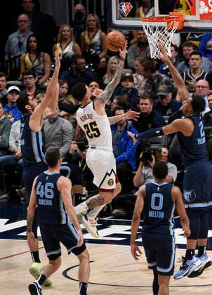 Denver Nuggets guard Austin Rivers 25, center, goes in for the basket against Memphis Grizzlies forward Santi Aldama 7, left, and Memphis Grizzlies forward Xavier Tillman 2, right, as Memphis Grizzlies guard John Konchar 46, center left, and Memphis Grizzlies guard De Anthony Melton 0, center right, look on during the fourth quarter. The Denver Nuggets defeated the Memphis Grizzlies, 122-109, at the Ball Arena in Denver, US, 07 April 2022. EFE Todd Pierson Denver Nuggets vs. Memphis Grizzlies !ACHTUNG: NUR REDAKTIONELLE NUTZUNG! Copyright: xToddxPiersonx AME9829 20220408-7c37ac6723911c33e26f94a95c6256960aed4e4f