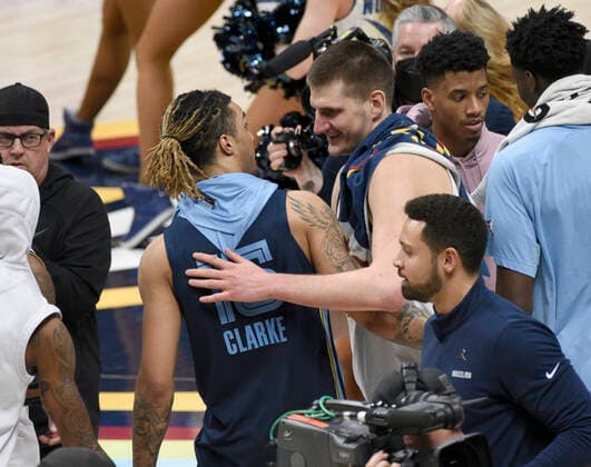 Denver Nuggets center Nikola Jokic 15, center right, gets congratulated by Memphis Grizzlies forward Brandon Clarke 15, center left. Denver Nuggets center Nikola Jokic 15 was the first player in NBA, Basketball Herren, USA history to have 2,000 points, 1,000 rebounds, and 500 assists. The Denver Nuggets defeated the Memphis Grizzlies, 122-109, at the Ball Arena in Denver, US, 07 April 2022. EFE Todd Pierson Denver Nuggets vs. Memphis Grizzlies !ACHTUNG: NUR REDAKTIONELLE NUTZUNG! Copyright: xToddxPiersonx AME9832 20220408-f11f9002dc03bf3a510b9249571ea06e96546be1