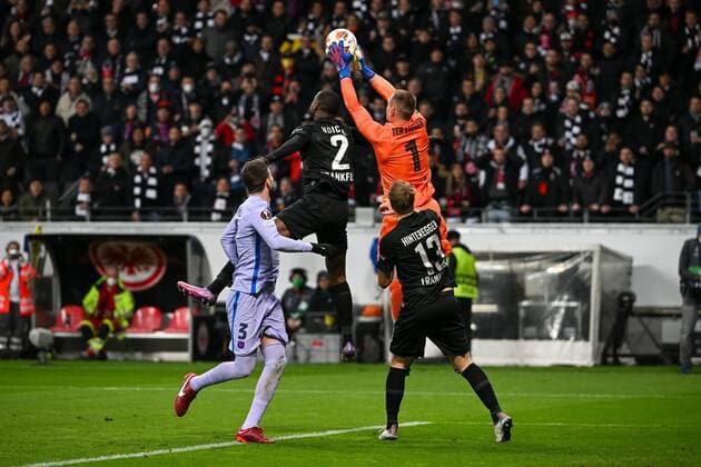 im Zweikampf, Aktion, mit Evan Ndicka 2 (Eintracht Frankfurt), Marc-Andre ter Stegen 1 FC Barcelona, Barca , Martin Hinteregger 13 (Eintracht Frankfurt), Eintracht Frankfurt vs. FC Barcelona, Europa League, Viertelfinale, Hinspiel, 07.04.2022