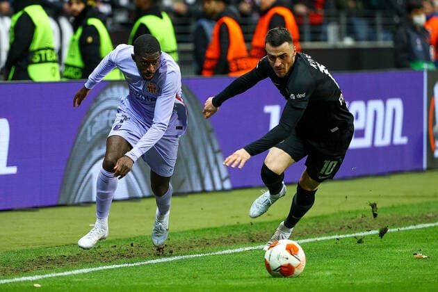 Frankfurt am Main, 07.04.2022 xjfx Fussball UEFA Europa League, Eintracht Frankfurt - FC Barcelona, Barca emspor, emonline, v.l., Ousmane Dembele (FC Barcelona), Filip Kostic (Eintracht Frankfurt), Zweikampf, Action, Aktion, Battles for the Ball Copyright: JoaquimxFerreira