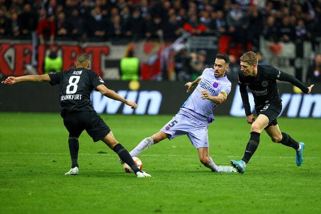 Frankfurt am Main, 07.04.2022 xjfx Fussball UEFA Europa League, Eintracht Frankfurt - FC Barcelona, Barca emspor, emonline, v.l., Djibril Sow (Eintracht Frankfurt), Busquets (FC Barcelona), Kristian Jakic (Eintracht Frankfurt), Zweikampf, Action, Aktion, Battles for the Ball Copyright: JoaquimxFerreira