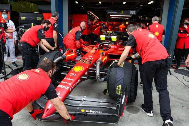 55 SAINZ Carlos (spa), Scuderia Ferrari F1-75, garage, box, during the Formula 1 Heineken Australian Grand Prix 2022, 3rd round of the 2022 FIA Formula One World Championship, WM, Weltmeisterschaft on the Albert Park Circuit, from April 8 to 10, 2022 in Melbourne, Australia - F1 - AUSTRALIAN GRAND PRIX 2022 DPPI Panoramic 00122008_AV6_1037