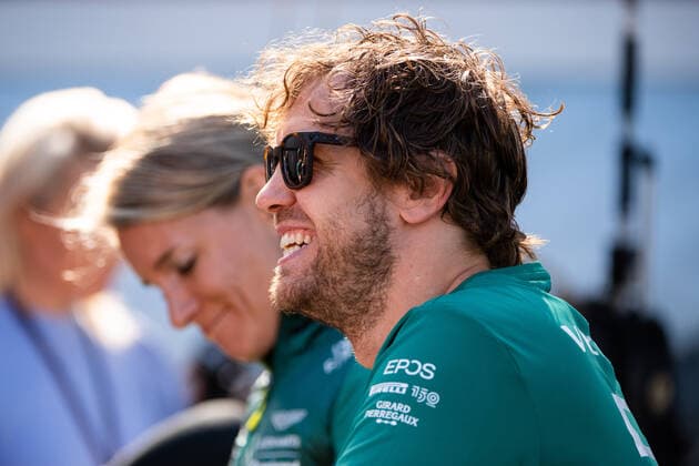 Sebastian Vettel (GER, Aston Martin Aramco Cognizant F1 Team 5) lacht, dahinter Britta Roeske (Pressesprecherin), AUS, Formel 1 Grand Prix von Australien, Albert Park Circuit Melbourne, Freies Training, 08.04.2022 AUS, Formel 1 Grand Prix von Australien, Albert Park Circuit Melbourne, Freies Training, 08.04.2022 Melbourne Copyright: xEibner Memmlerx EP_MMR