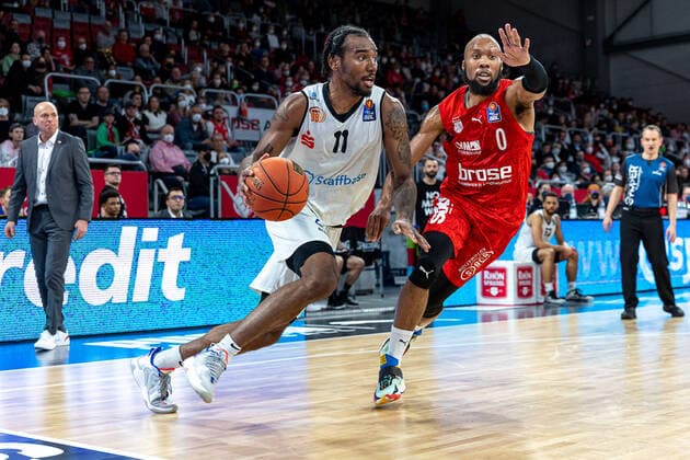 Isiaha Mike (Niners Chemnitz, 11), Chris Dowe (Brose Bamberg, 00), Brose Bamberg vs. Niners Chemnitz, Basketball, easyCredit BBL, 29. Spieltag, 08.04.2022 Brose Bamberg vs. Niners Chemnitz, Basketball, easyCredit BBL, 29. Spieltag, 08.04.2022 Bamberg Copyright: xEIBNER GuenerxSantemizx EP_GSZ