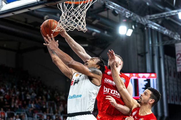 Darion Atkins (Niners Chemnitz, 44), Tomas Kyzlink (Brose Bamberg, 77), Dominic Lockhart (Brose Bamberg, 03), Brose Bamberg vs. Niners Chemnitz, Basketball, easyCredit BBL, 29. Spieltag, 08.04.2022 Brose Bamberg vs. Niners Chemnitz, Basketball, easyCredit BBL, 29. Spieltag, 08.04.2022 Bamberg Copyright: xEIBNER GuenerxSantemizx EP_GSZ