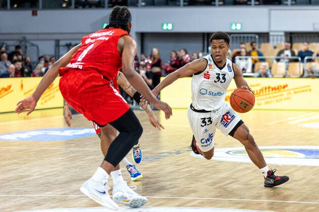Akil Mitchell (Brose Bamberg, 08), Eric Washington (Niners Chemnitz, 33), Brose Bamberg vs. Niners Chemnitz, Basketball, easyCredit BBL, 29. Spieltag, 08.04.2022 Brose Bamberg vs. Niners Chemnitz, Basketball, easyCredit BBL, 29. Spieltag, 08.04.2022 Bamberg Copyright: xEIBNER GuenerxSantemizx EP_GSZ