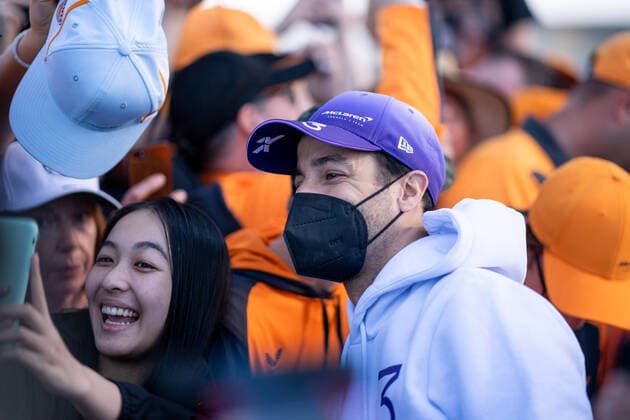 Daniel Ricciardo (AUS, McLaren F1 Team 3) macht Selfies mit den Fans, AUS, Formel 1 Grand Prix von Australien, Albert Park Circuit Melbourne, Qualifying Day, 09.04.2022 AUS, Formel 1 Grand Prix von Australien, Albert Park Circuit Melbourne, Qualifying Day, 09.04.2022 Copyright: xEibner Memmlerx EP_MMR