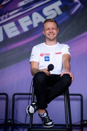 Kevin Magnussen (DEN, Haas F1 Team 20) lacht beim Fan Zone Interview, AUS, Formel 1 Grand Prix von Australien, Albert Park Circuit Melbourne, Qualifying Day, 09.04.2022 AUS, Formel 1 Grand Prix von Australien, Albert Park Circuit Melbourne, Qualifying Day, 09.04.2022 Copyright: xEibner Memmlerx EP_MMR
