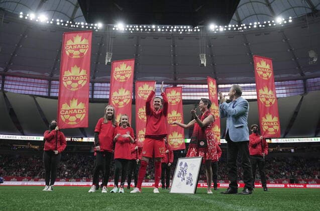 April 8, 2022, VANCOUVER, BC, CANADA: Canada s Christine Sinclair, centre, acknowledges the crowd as she is recognized by B.C. Minister of Tourism, Arts, Culture and Melanie Mark, second right, and Soccer Canada president Nick Bontis, right, for her international goal scoring record set in 2020, before a women s friendly soccer match against Nigeria, in Vancouver, on Friday, April 8, 2022. Canada News - April 8, 2022 - ZUMAc35_ 20220408_zaf_c35_191 Copyright: xDarrylxDyckx