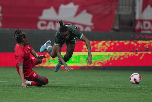 Sport Bilder des Tages April 8, 2022, VANCOUVER, BC, CANADA: Nigeria s Grace Igboamalu, right, is upended by Canada s Kadeisha Buchanan during the first half of a women s friendly soccer match, in Vancouver, on Friday, April 8, 2022. Canada News - April 8, 2022 - ZUMAc35_ 20220408_zaf_c35_199 Copyright: xDarrylxDyckx
