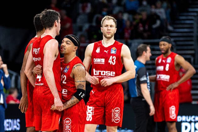 Omar Prewitt (Brose Bamberg, 04), Justin Robinson (Brose Bamberg, 12), Christian Sengfelder (Brose Bamberg, 43), enttaeuscht, Enttaeuschung, Brose Bamberg vs. Niners Chemnitz, Basketball, easyCredit BBL, 29. Spieltag, 08.04.2022 Brose Bamberg vs. Niners Chemnitz, Basketball, easyCredit BBL, 29. Spieltag, 08.04.2022 Bamberg Copyright: xEIBNER GuenerxSantemizx EP_GSZ