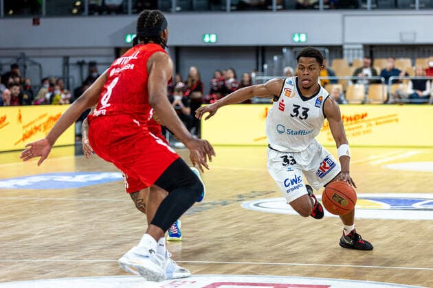 Akil Mitchell (Brose Bamberg, 08), Eric Washington (Niners Chemnitz, 33), Brose Bamberg vs. Niners Chemnitz, Basketball, easyCredit BBL, 29. Spieltag, 08.04.2022 Brose Bamberg vs. Niners Chemnitz, Basketball, easyCredit BBL, 29. Spieltag, 08.04.2022 Bamberg Copyright: xEIBNER GuenerxSantemizx EP_GSZ