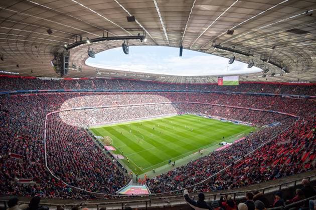 Voll besetzte Allianz Arena, Zuschauer, Fans, GER, FC Bayern Muenchen vs. FC Augsburg, Fussball, Bundesliga, 29. Spieltag, Spielzeit 2021 2022, 09.04.2022, DFB DFL regulations prohibit any use of photographs as image sequences and or quasi-video., GER, FC Bayern Muenchen vs. FC Augsburg, Fussball, Bundesliga, 29. Spieltag, Spielzeit 2021 2022, 09.04.2022 Muenchen Copyright: xEibner-Pressefoto SaschaxWaltherx EP_EER