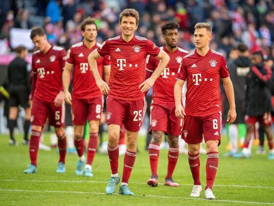 Die Bayenspieler feiern mit den 75.000 Fans im Stadion, Benjamin Pavard (FC Bayern Muenchen, 05), Leon Goretzka (FC Bayern Muenchen, 08), Thomas Mueller (FC Bayern Muenchen, 25), Kingsley Coman (FC Bayern Muenchen, 11), Joshua Kimmich (FC Bayern Muenchen, 06), GER, FC Bayern Muenchen vs. FC Augsburg, Fussball, Bundesliga, 29. Spieltag, Spielzeit 2021 2022, 09.04.2022, DFB DFL regulations prohibit any use of photographs as image sequences and or quasi-video., GER, FC Bayern Muenchen vs. FC Augsburg, Fussball, Bundesliga, 29. Spieltag, Spielzeit 2021 2022, 09.04.2022 Muenchen Copyright: xEibner-Pressefoto SaschaxWaltherx EP_EER