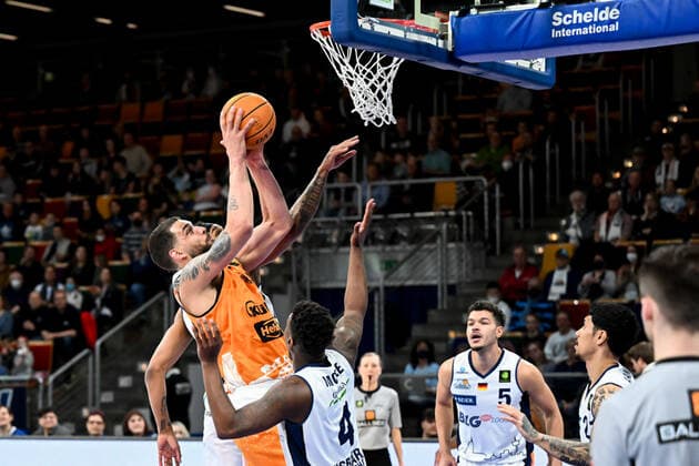 Waverly Austin (32, Wiha Panthers Schwenningen ) ?? Armani T Bori (4, Eisbaeren Bremerhaven ), Eisbaeren Bremerhaven - WiHa Panthers Schwenningen, Basketball, Pro A, 09.04.2022, Eisbaeren Bremerhaven - WiHa Panthers Schwenningen, Basketball, Pro A, 09.04.2022 Copyright: xJasminxWagner xEibner-Pressefotox EP_BHV