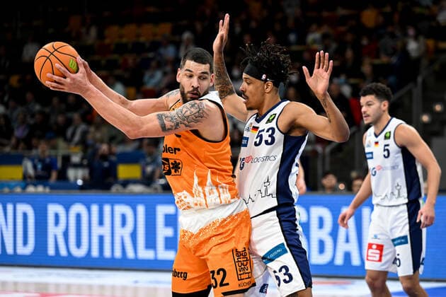 Waverly Austin (32, Wiha Panthers Schwenningen ) Kevin Yebo (53, Eisbaeren Bremerhaven ), Eisbaeren Bremerhaven - WiHa Panthers Schwenningen, Basketball, Pro A, 09.04.2022, Eisbaeren Bremerhaven - WiHa Panthers Schwenningen, Basketball, Pro A, 09.04.2022 Copyright: xJasminxWagner xEibner-Pressefotox EP_BHV