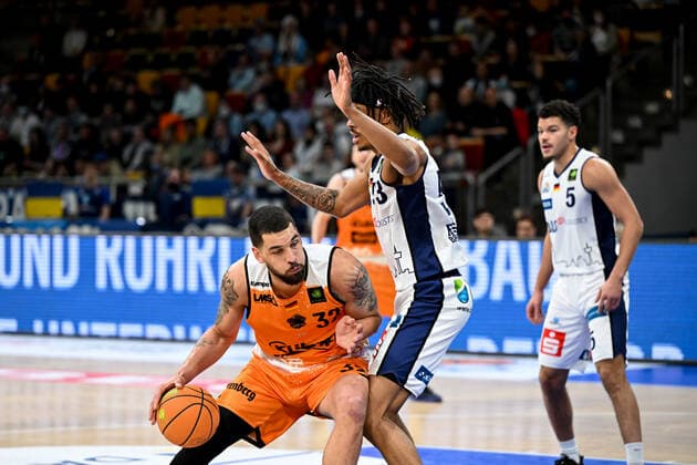 Waverly Austin (32, Wiha Panthers Schwenningen ) Kevin Yebo (53, Eisbaeren Bremerhaven ), Eisbaeren Bremerhaven - WiHa Panthers Schwenningen, Basketball, Pro A, 09.04.2022, Eisbaeren Bremerhaven - WiHa Panthers Schwenningen, Basketball, Pro A, 09.04.2022 Copyright: xJasminxWagner xEibner-Pressefotox EP_BHV