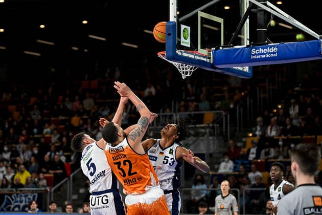 Waverly Austin (32, Wiha Panthers Schwenningen ) Kevin Yebo (53, Eisbaeren Bremerhaven ) Jarelle Reischel (5, Eisbaeren Bremerhaven ), Eisbaeren Bremerhaven - WiHa Panthers Schwenningen, Basketball, Pro A, 09.04.2022, Eisbaeren Bremerhaven - WiHa Panthers Schwenningen, Basketball, Pro A, 09.04.2022 Copyright: xJasminxWagner xEibner-Pressefotox EP_BHV