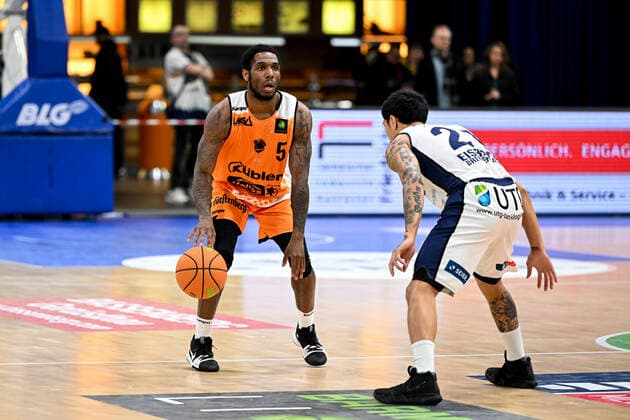 Demarkus Stuckey (5, Wiha Panthers Schwenningen ) Ethan Alvano (21, Eisbaeren Bremerhaven ), Eisbaeren Bremerhaven - WiHa Panthers Schwenningen, Basketball, Pro A, 09.04.2022, Eisbaeren Bremerhaven - WiHa Panthers Schwenningen, Basketball, Pro A, 09.04.2022 Copyright: xJasminxWagner xEibner-Pressefotox EP_BHV