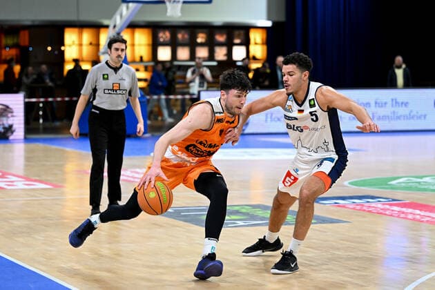 Robert Drijencic (12, Wiha Panthers Schwenningen ) Jarelle Reischel (5, Eisbaeren Bremerhaven ), Eisbaeren Bremerhaven - WiHa Panthers Schwenningen, Basketball, Pro A, 09.04.2022, Eisbaeren Bremerhaven - WiHa Panthers Schwenningen, Basketball, Pro A, 09.04.2022 Copyright: xJasminxWagner xEibner-Pressefotox EP_BHV