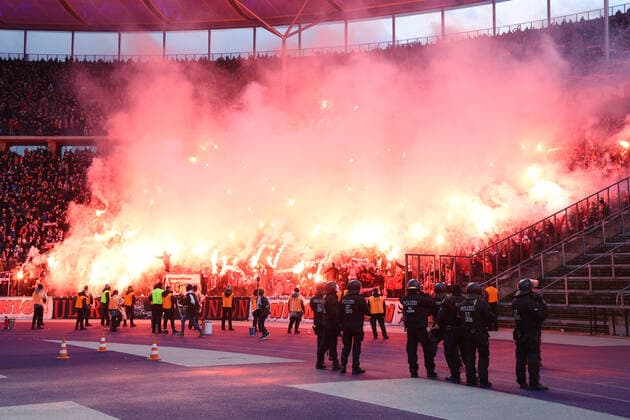 DEU, DFL, 1. FBL, Hertha BSC vs. 1.FC Union, 09.04.2022, Berliner Olympiastadion, Berlin, DEU, DFL, 1. FBL, Hertha BSC vs. 1.FC Union, im Bild 1.FC Union-Fans, Pyro, Polizei DFL - regulations prohibit any use of Photographs as image sequences and or quasi-video Foto: Juergen Engler nordphoto GmbH