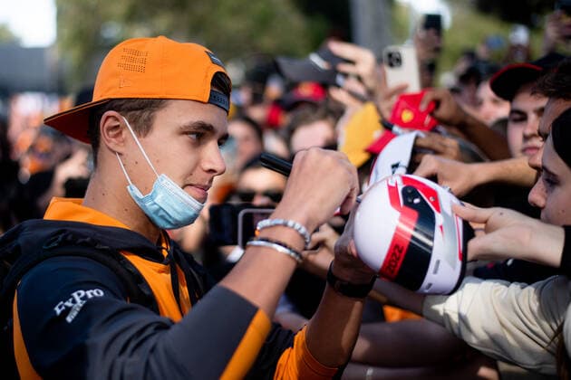 Lando Norris (UK, McLaren F1 Team 4) schreibt Autogramme auf einen Helm, AUS, Formel 1 Grand Prix von Australien, Albert Park Circuit Melbourne, Race Day, 10.04.2022 AUS, Formel 1 Grand Prix von Australien, Albert Park Circuit Melbourne, Race Day, 10.04.2022 Melbourne Copyright: xEibner Memmlerx EP_MMR