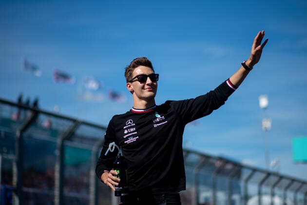 George Russell (UK, Mercedes AMG Petronas F1 Team 63) winkt den Fans bei der Fahrerparade, AUS, Formel 1 Grand Prix von Australien, Albert Park Circuit Melbourne, Race Day, 10.04.2022 AUS, Formel 1 Grand Prix von Australien, Albert Park Circuit Melbourne, Race Day, 10.04.2022 Copyright: xEibner Memmlerx EP_MMR