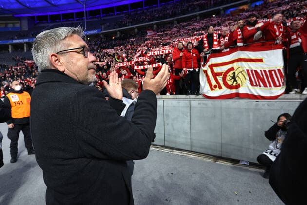 DEU, DFL, 1. FBL, Hertha BSC vs. 1.FC Union, 09.04.2022, Berliner Olympiastadion, Berlin, DEU, DFL, 1. FBL, Hertha BSC vs. 1.FC Union, im Bild Cheftrainer (Head Coach) Urs Fischer(1.FC Union Berlin), 1.FC Union-Fans DFL - regulations prohibit any use of Photographs as image sequences and or quasi-video Foto: Juergen Engler nordphoto GmbH