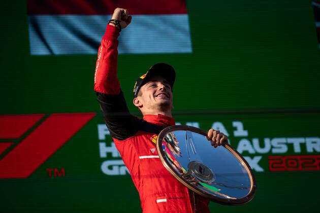 Charles Leclerc (MCO, Scuderia Ferrari 16) jubelt auf dem Podium ueber den Sieg, AUS, Formel 1 Grand Prix von Australien, Albert Park Circuit Melbourne, Race Day, 10.04.2022 AUS, Formel 1 Grand Prix von Australien, Albert Park Circuit Melbourne, Race Day, 10.04.2022 Melbourne Copyright: xEibner Memmlerx EP_MMR