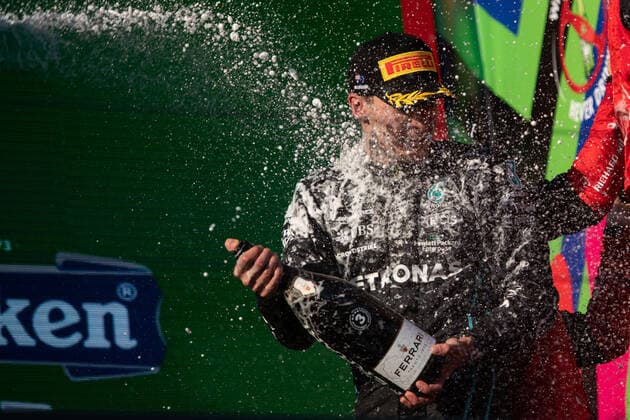 George Russell (UK, Mercedes AMG Petronas F1 Team 63) jubelt ueber sein erstes Podium mit Mercedes und spritzt Champagner, AUS, Formel 1 Grand Prix von Australien, Albert Park Circuit Melbourne, Rennen, 10.04.2022 AUS, Formel 1 Grand Prix von Australien, Albert Park Circuit Melbourne, Race Day, 10.04.2022 Copyright: xEibner Memmlerx EP_MMR